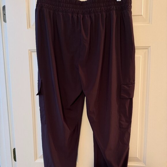 Old Navy Sleektech Cargo Ankle Pants EUC size large color boxwood - Picture 3 of 3